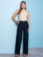 Detalhe do decote da blusa rib designer Skenn