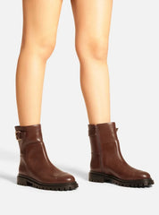 BOTA MARROM COURO CANO CURTO TRATORADA FIVELA A 13723 0009 0002 AREZZO