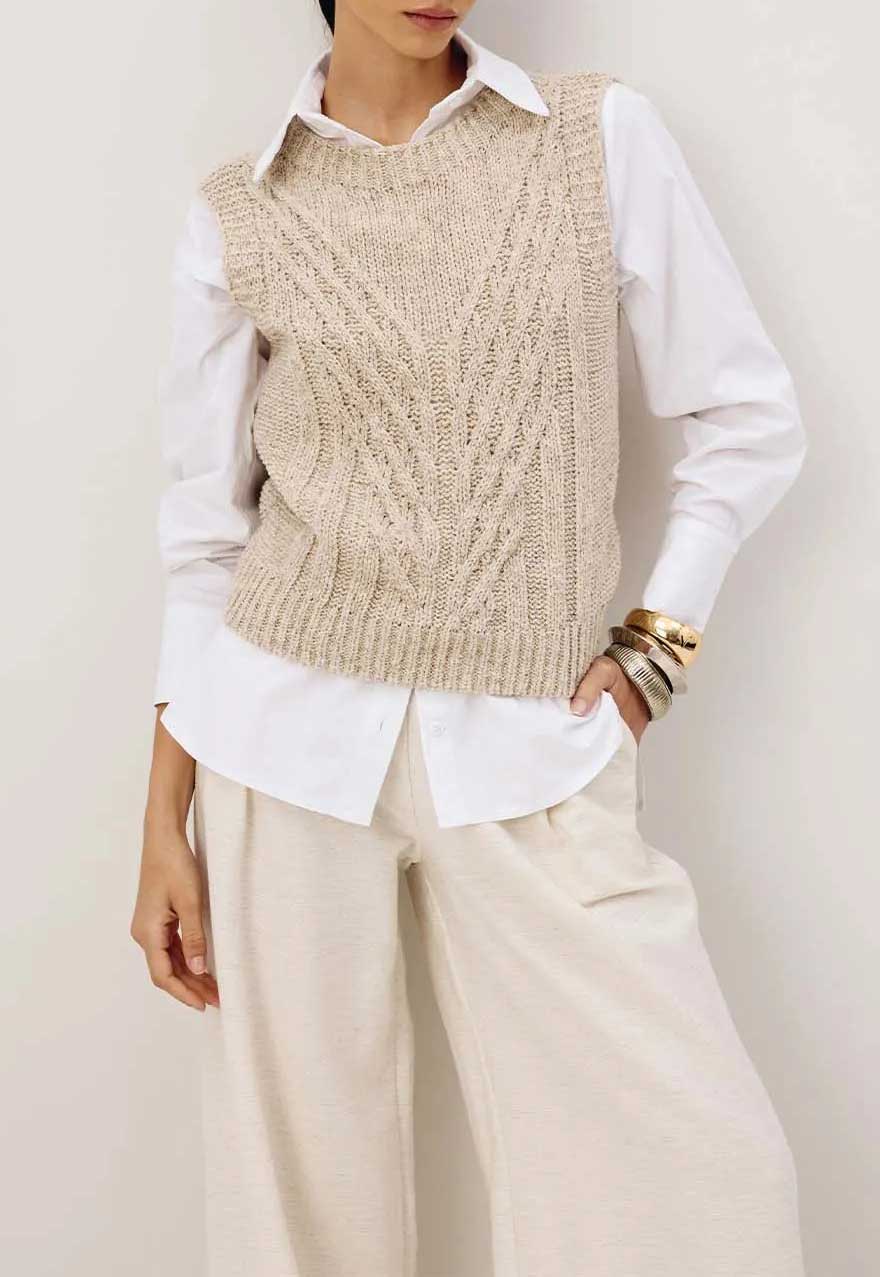 Blusa colete tranças tricot Cacay vista costas, detalhe das trançadinhas