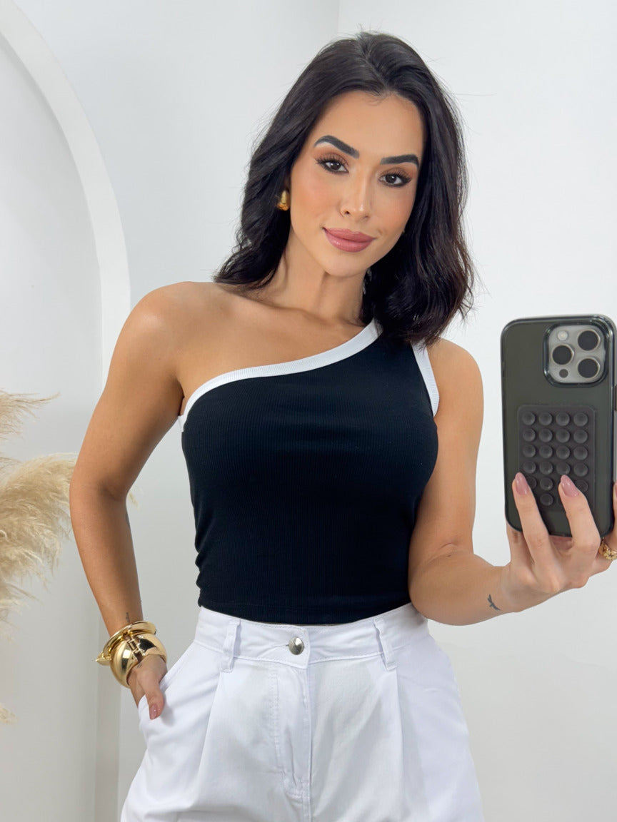 Blusa caneladinho ombro só Skenn feminina, detalhe do ombro descoberto