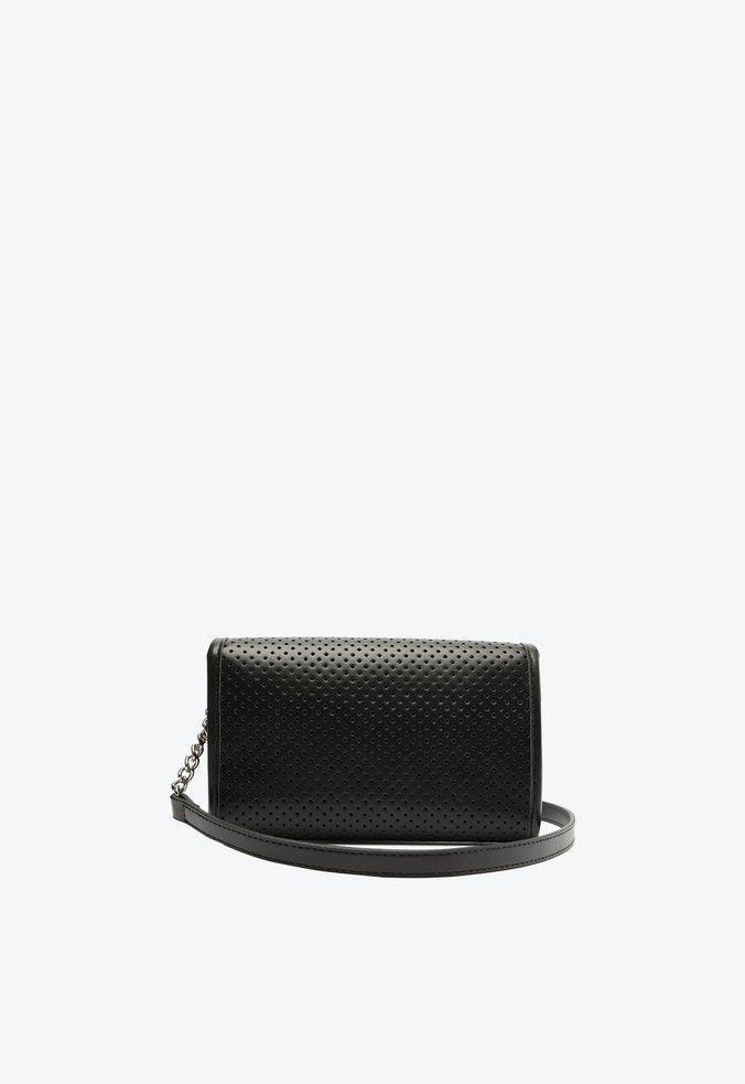 Detalhe padrão dots bolsa crossbody preta Schutz