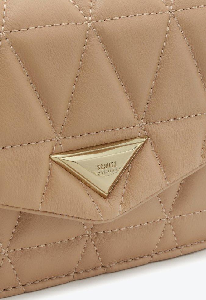 BOLSA PEQUENA TIRACOLO 944 MATELASSÊ BEGE S 50018 1206 0019 SCHUTZ - Vintedoisk