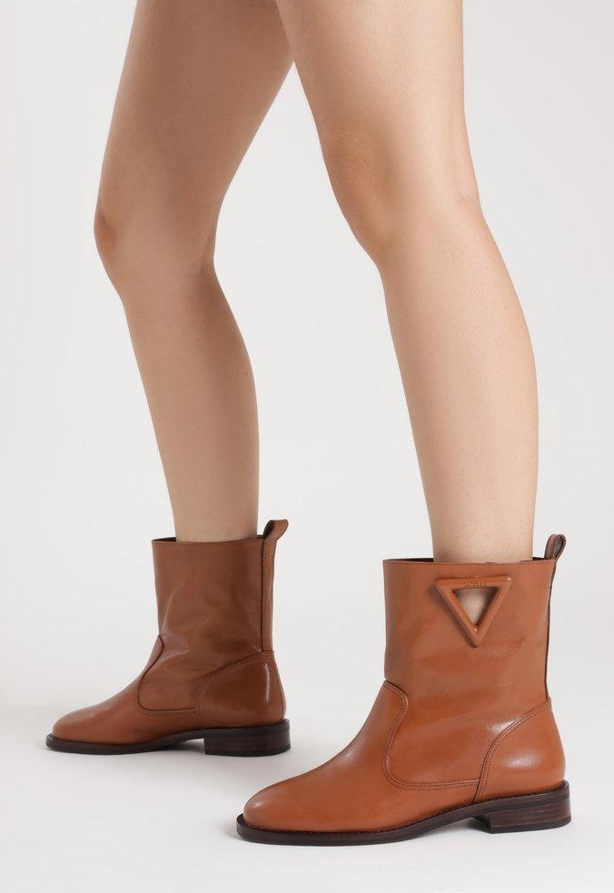 BOTA MARROM CANO CURTO TRIANGLE S 22057 0003 0002 SCHUTZ - Vintedoisk