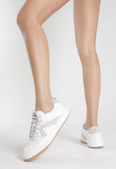 TÊNIS BRANCO E BEGE FUROS S 20672 0056 0004 SCHUTZ - Vintedoisk
