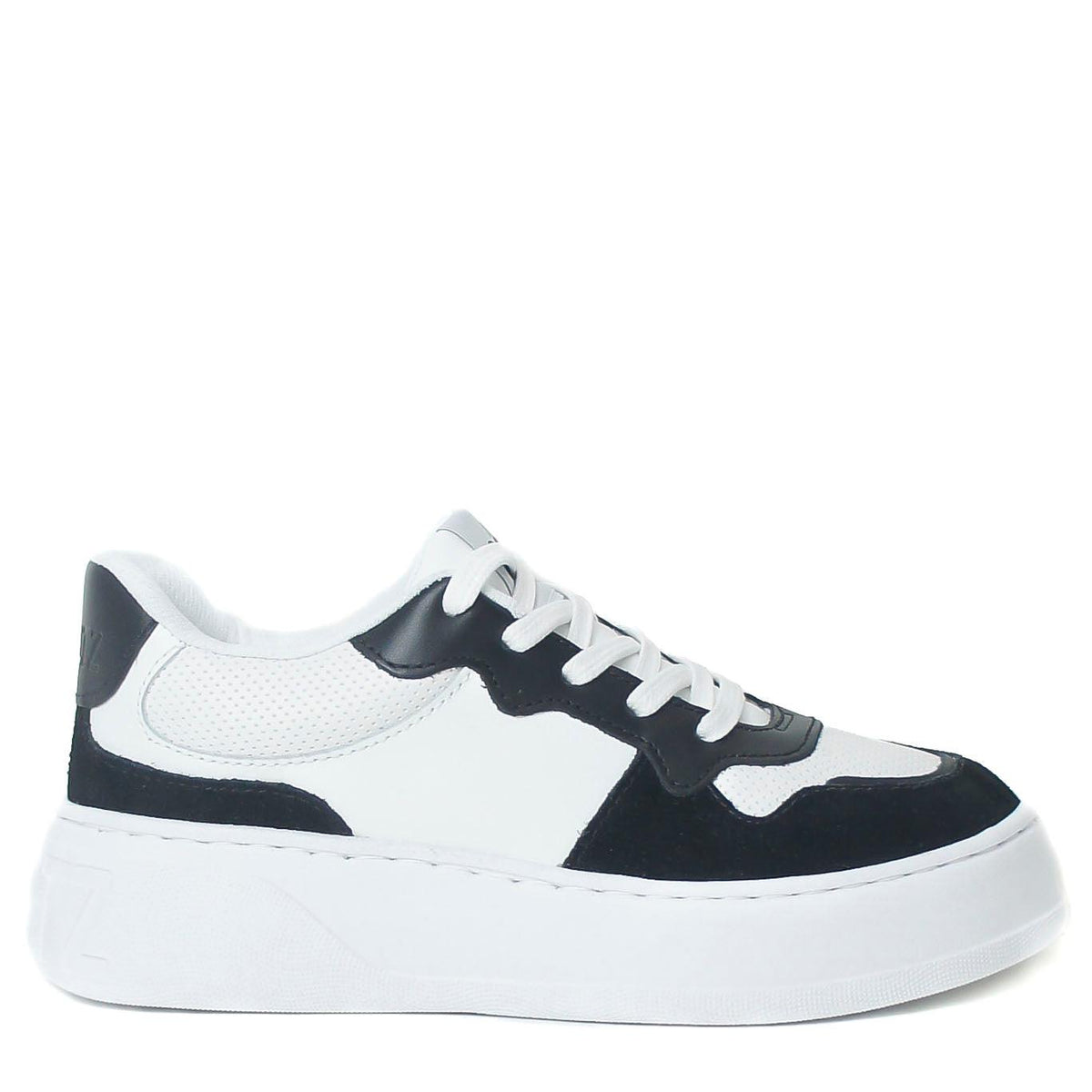 TÊNIS BRANCO E PRETO FURINHOS S 21445 0001 0028 SCHUTZ - Vintedoisk