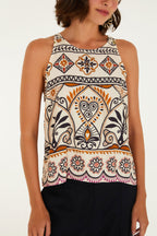 Blusa regata Adriele Farm Rio, frente em mulher com estilo