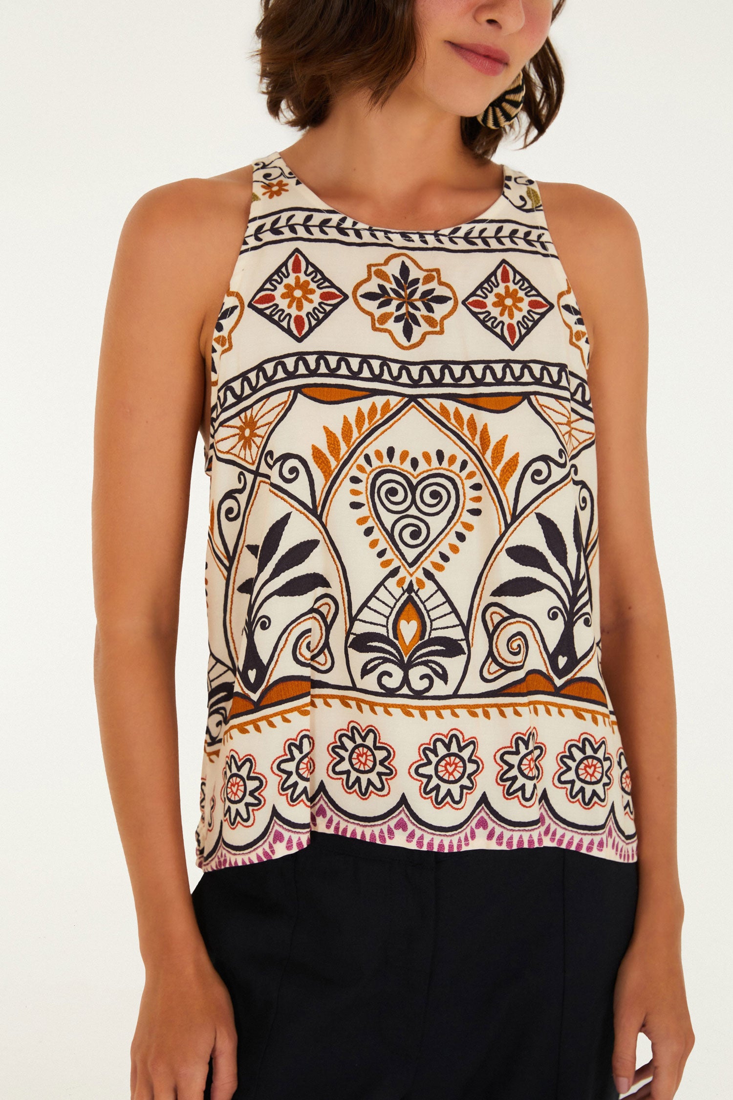 Blusa regata Adriele Farm Rio, frente em mulher com estilo