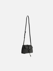 BOLSA TIRACOLO PRETA PEQUENA DETALHE TIRAS METAL A 50011 0896 0001 AREZZO