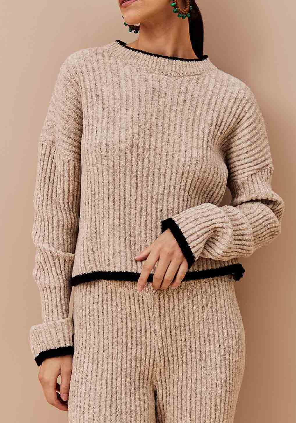 Blusa bicolor Cacay com detalhe tricot, vista frontal em modelagem feminina Imagem principal do produto