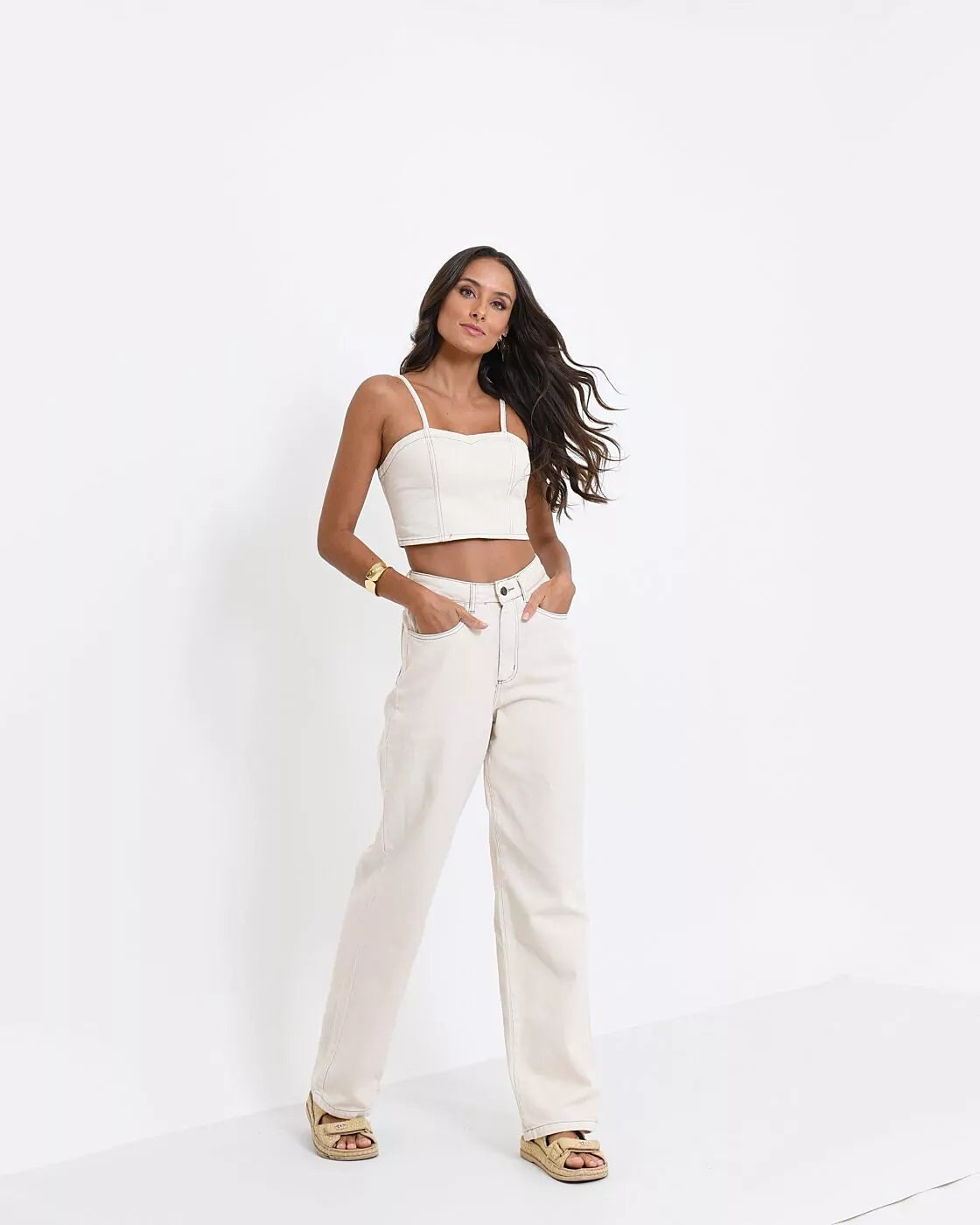 Detalhe do acabamento e material blusa decote coração Alcance
