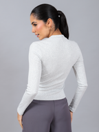 Blusa rib Skenn, modelagem feminina em movimento