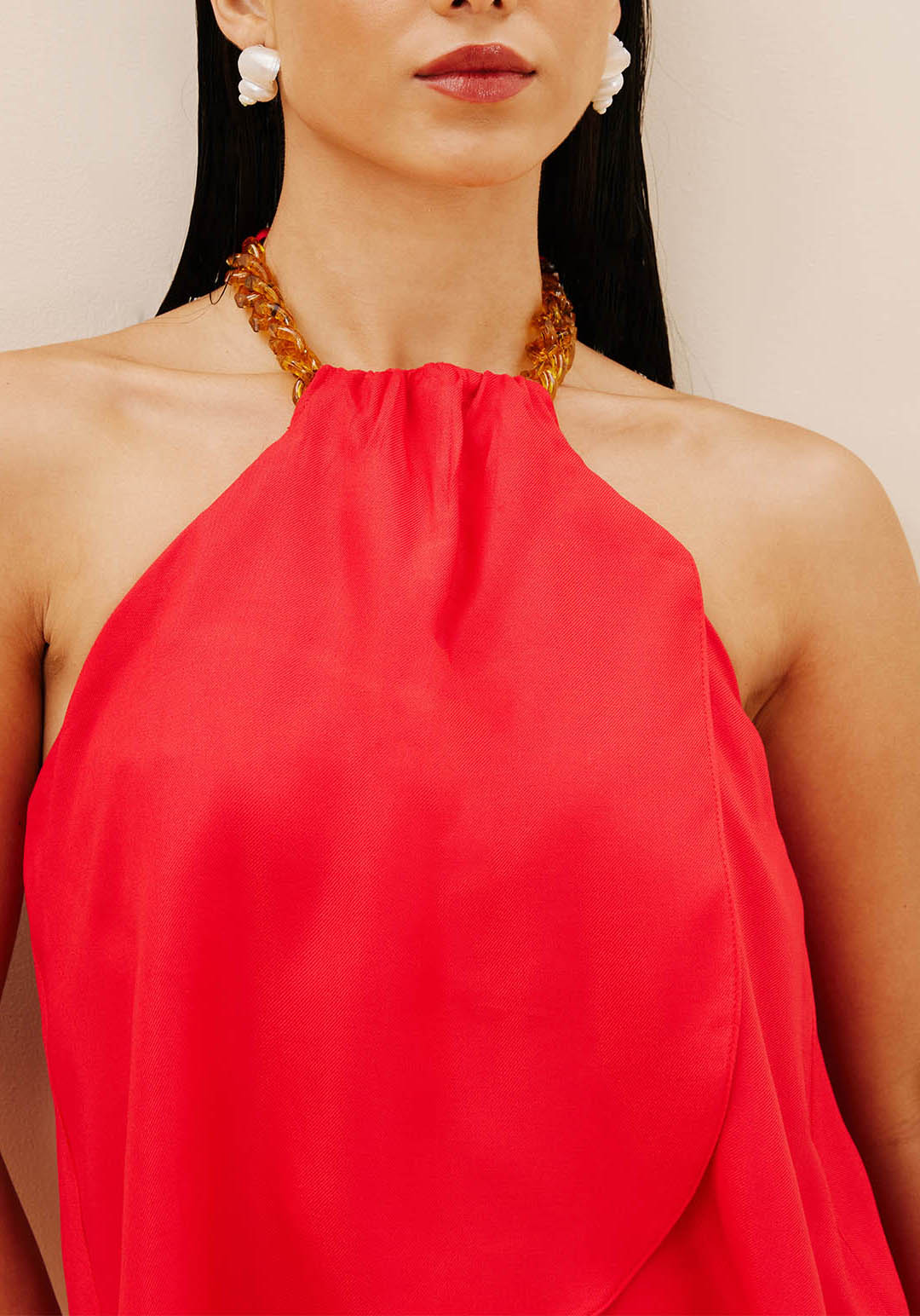 Blusa Cacay vista costas, corrente dourada no pescoço