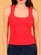 Detalhe das tiras bandagem cruzadas da blusa feminina Skenn