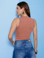 Detalhe do decote redondo blusa regata Skenn Basic Rib 404154