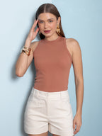 Detalhe decorativo blusa rib Skenn no decote