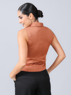 Detalhe frente blusa colete alfaiataria cetim 393134 Skenn feminina