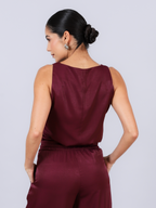 Detalhe do tecido cetim e modelagem da blusa Double 393138 Skenn