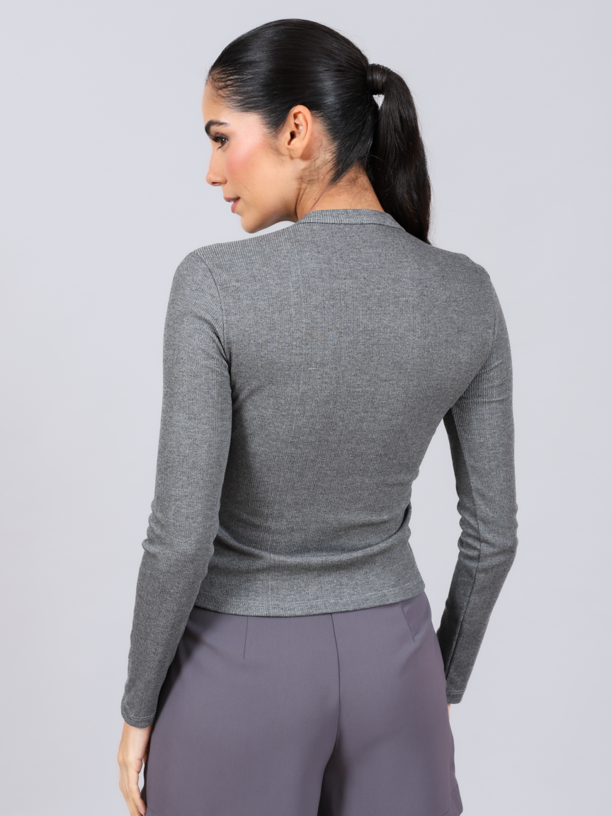 Blusa rib Skenn, lateral com silhueta da peça