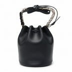 Detalhe do logo e alça da bolsa bucket Schutz preta