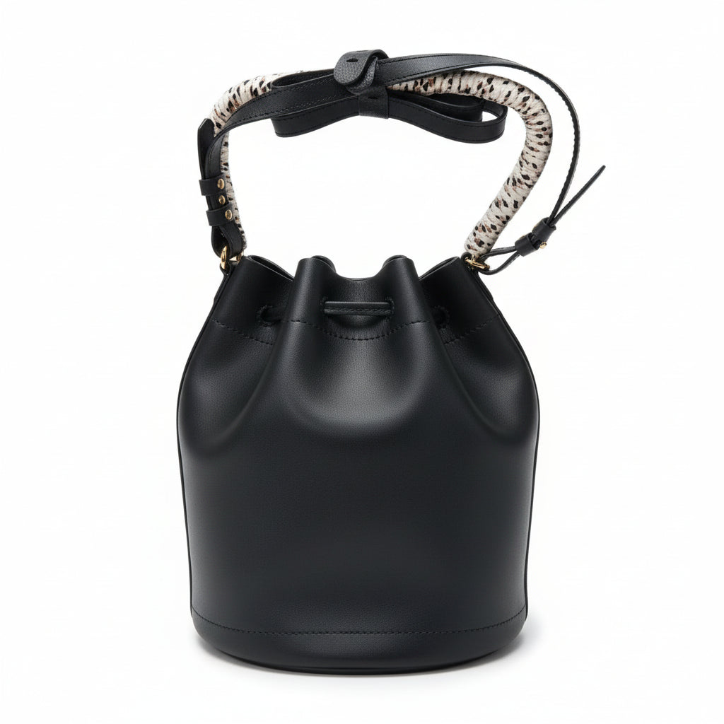 Detalhe do logo e alça da bolsa bucket Schutz preta