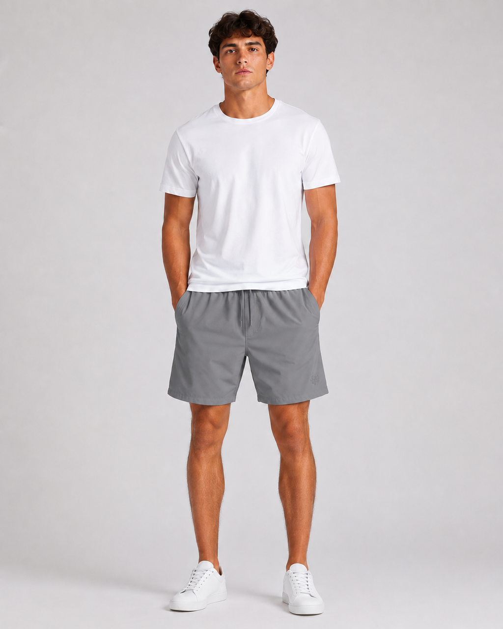 Shorts masculino Gajang Caribe cinza, vista frontal completa com camiseta branca e tênis branco