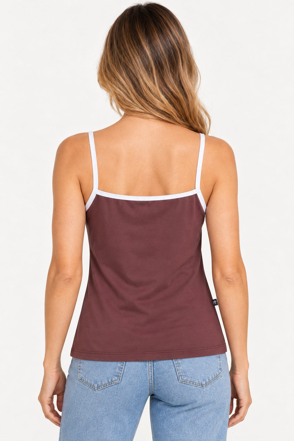 Marrom Escuro | Blusa alcinha galão Revanche marrom escuro com alças e decote brancos, vista das costas na modelo