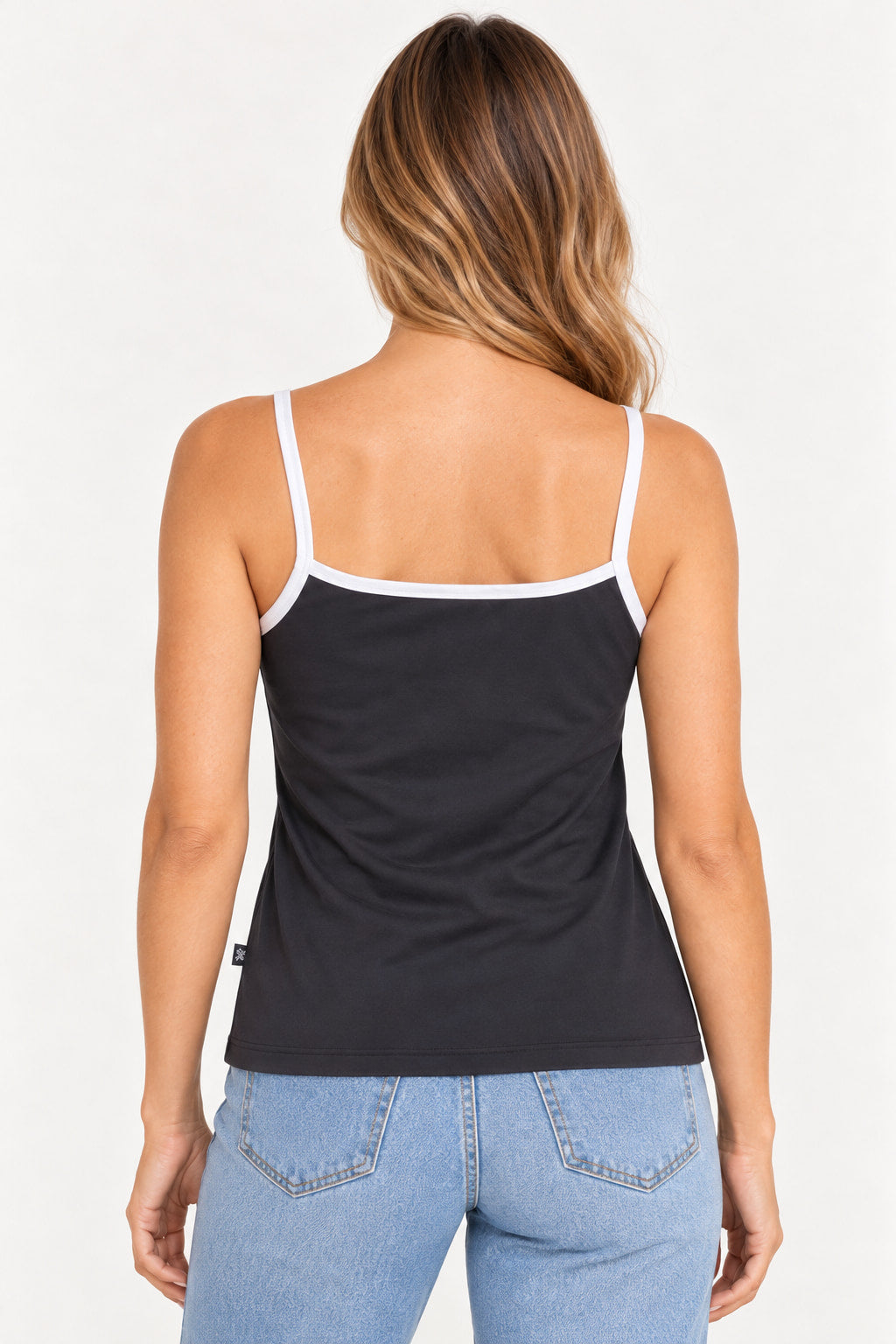 Preto | Blusa alcinha galão Revanche preta com alças e decote brancos, vista das costas na modelo