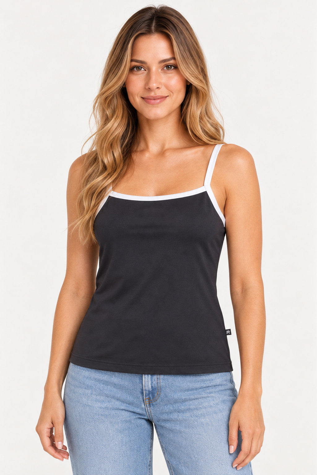 Preto | Blusa alcinha galão Revanche preta com acabamento branco, vestida na modelo de frente