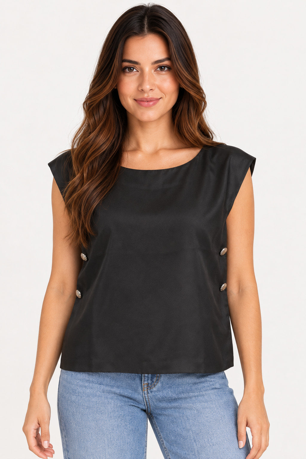 Preto | Blusa Skenn Alfaiataria Corte Chiq preta com decote redondo, mangas curtas e botões laterais, vestida na modelo