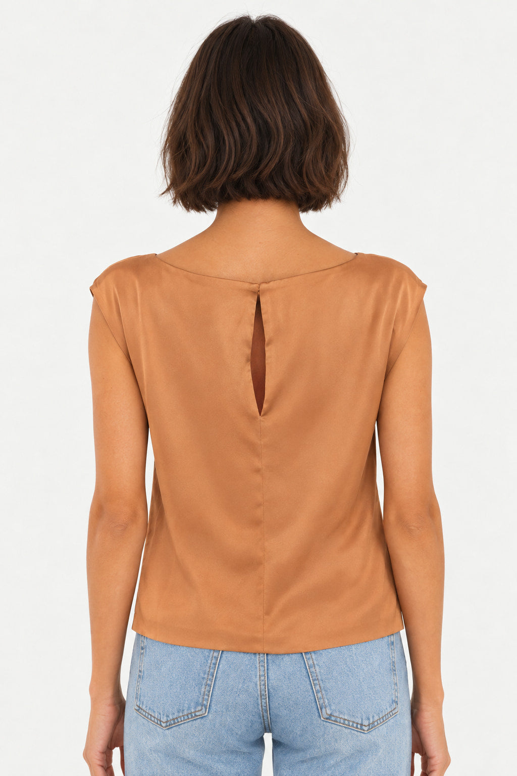 Terra | Blusa Skenn Alfaiataria Corte Chiq terra vista de costas, com abertura em gota na nuca e tecido acetinado