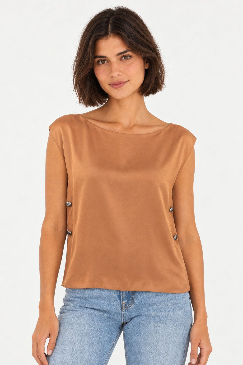 Terra | Blusa Skenn Alfaiataria Corte Chiq terra com decote redondo, mangas curtas e botões laterais, vestida na modelo