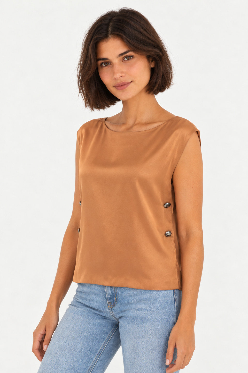Terra | Blusa Skenn Alfaiataria Corte Chiq terra com botões laterais em destaque e corte reto, usada com jeans