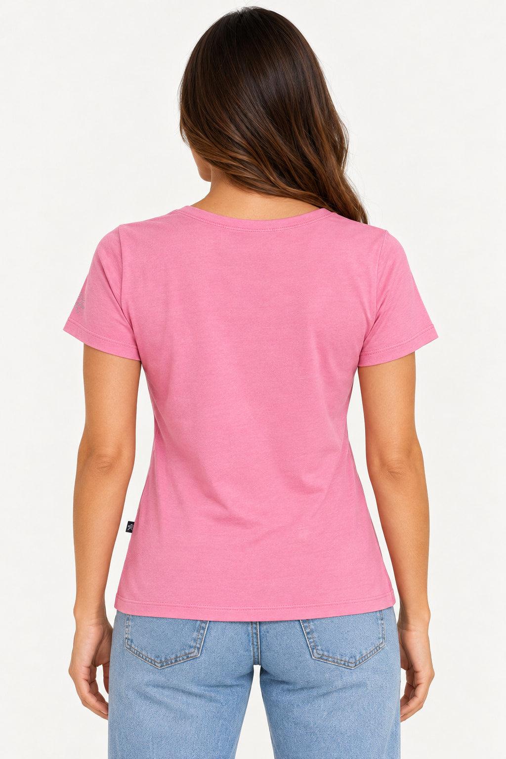 Rosa Bebe | Blusa baby look básica Revanche em rosa bebê, vista de costas da modelo com jeans azul