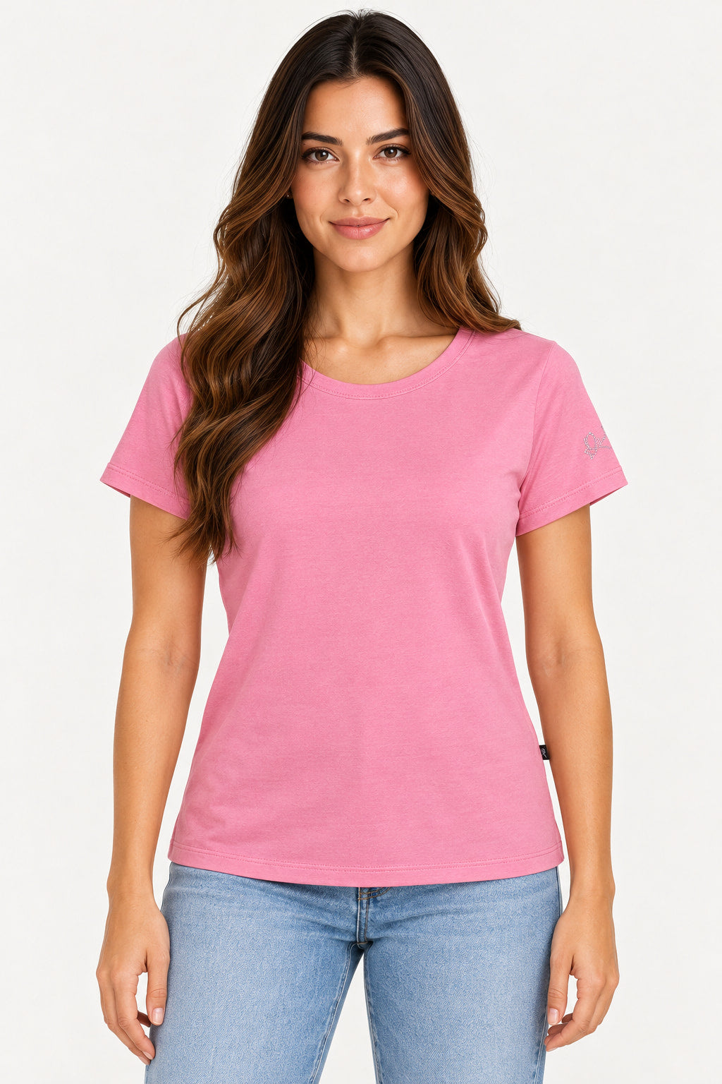 Rosa Bebe | Blusa baby look básica Revanche em rosa bebê, vestida na modelo de frente com jeans azul