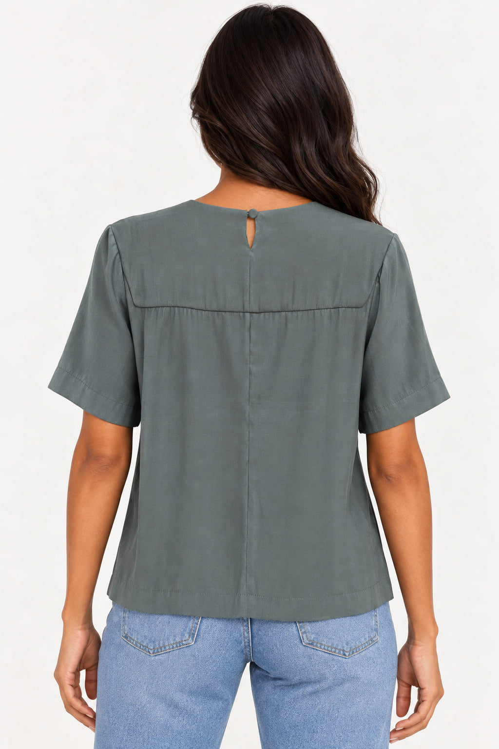 Verde | Blusa Skenn Basic Gloss verde vista por trás, com abertura de botão na gola e costas com recortes
