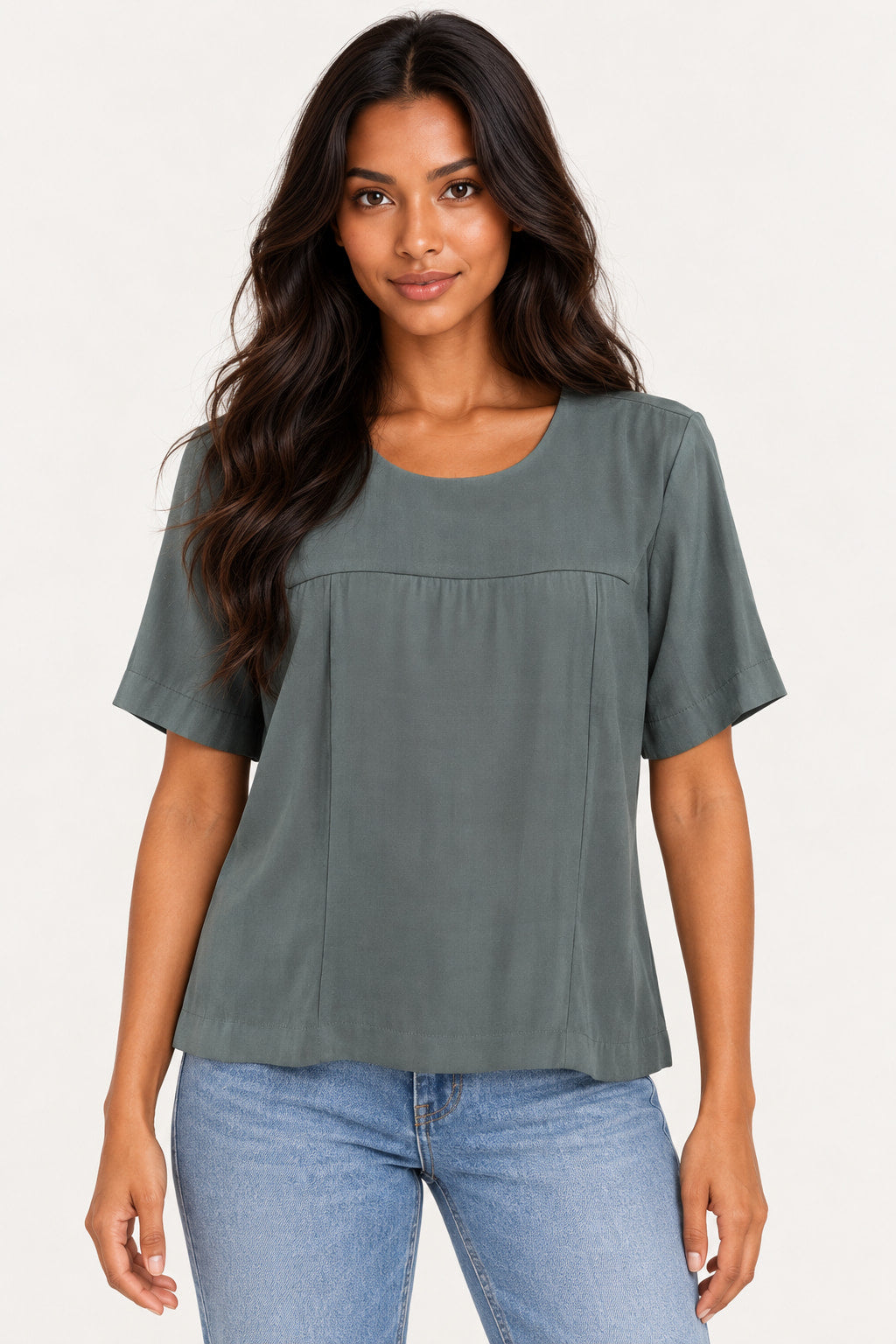 Verde | Blusa Skenn Basic Gloss verde, manga curta e decote redondo, vestida na modelo com jeans