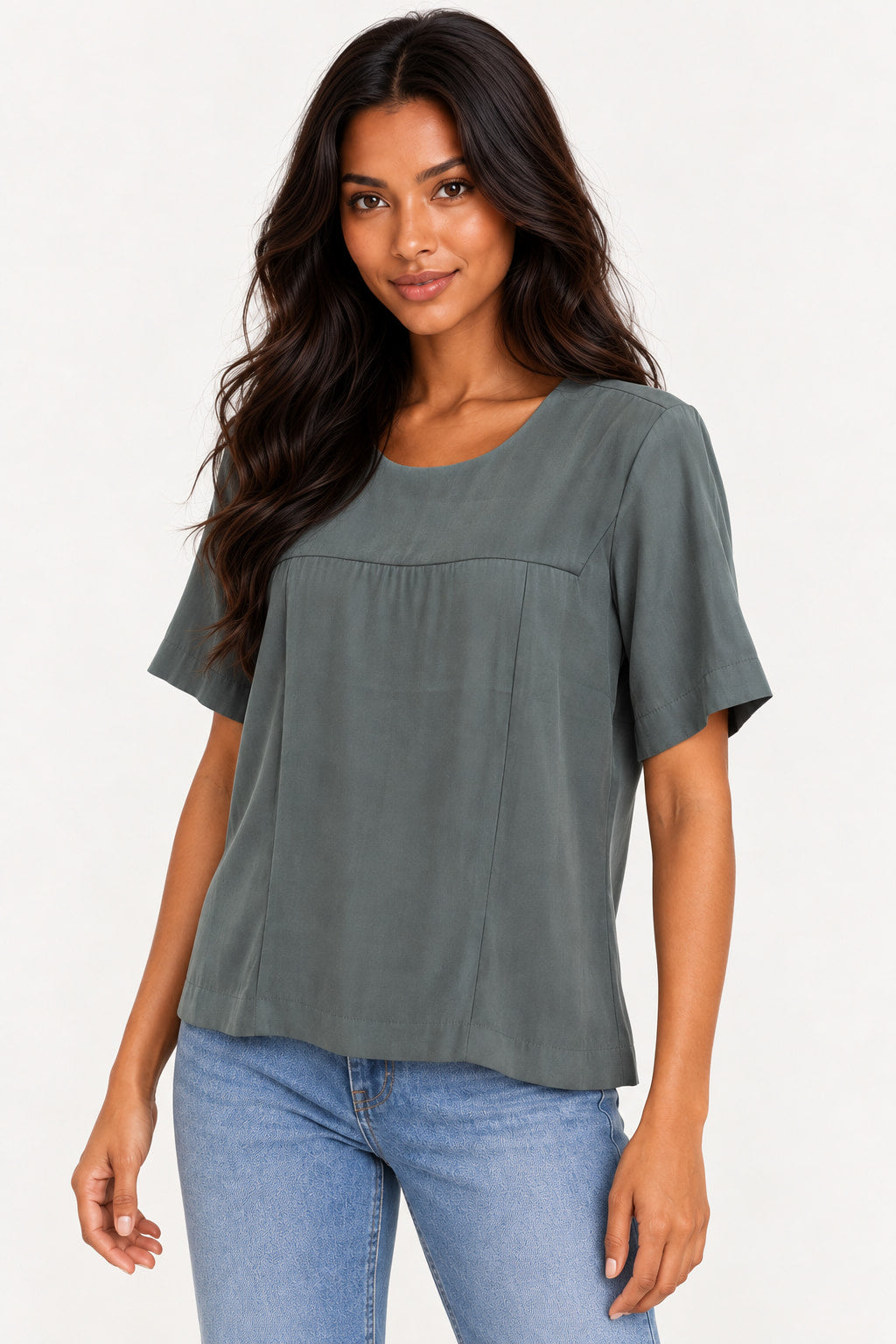 Verde | Blusa Skenn Basic Gloss verde de manga curta, vista de três quartos com recortes frontais no busto