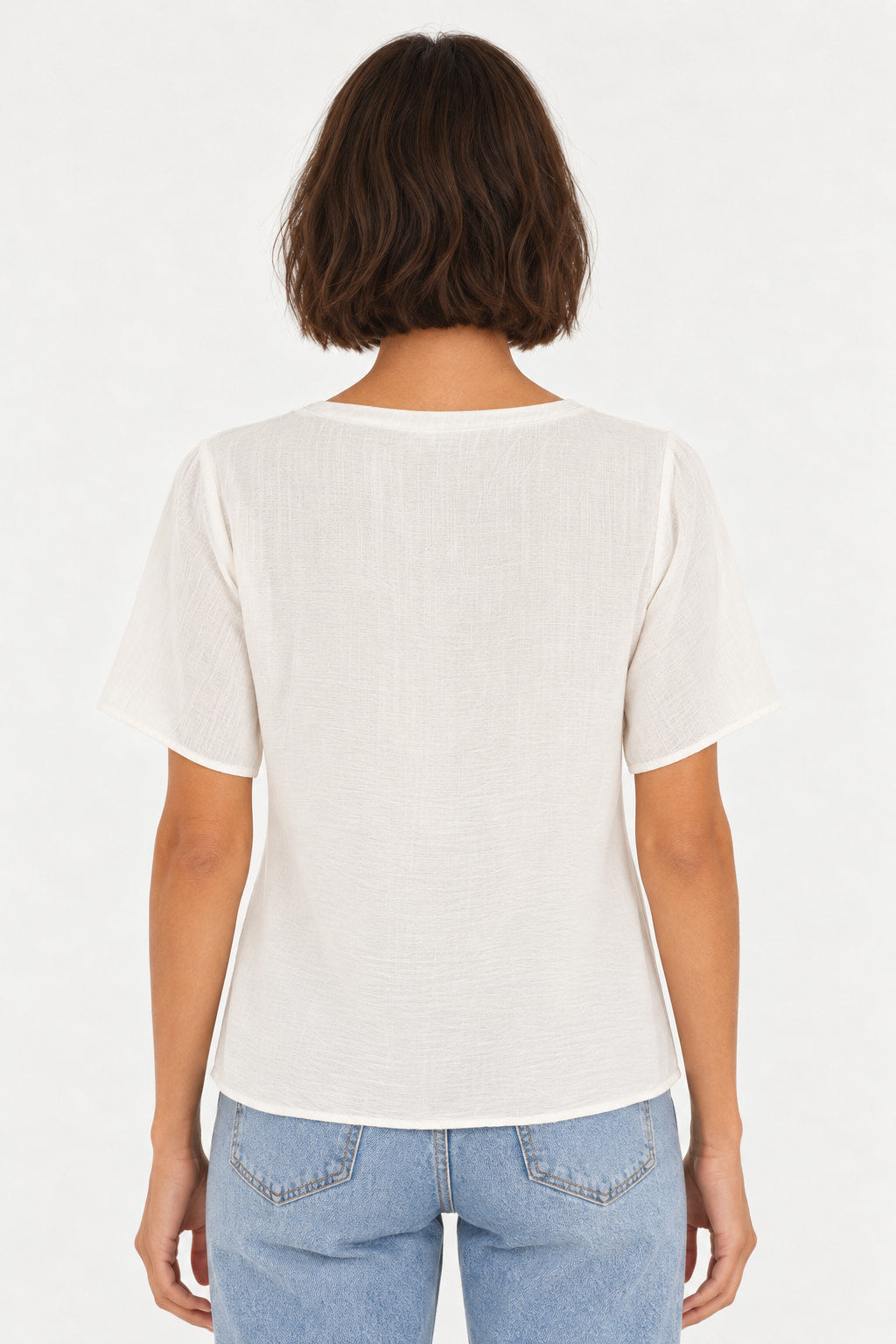 Branco | Blusa Básica Gola V Manga Curta Aishty branca vista de costas, com caimento reto e mangas curtas