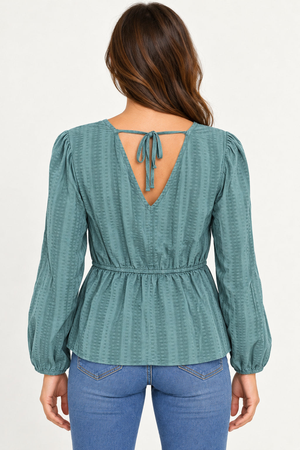 Verde | Costas da blusa bata Aishty verde com decote em V e amarração de tiras no pescoço, com elástico na cintura