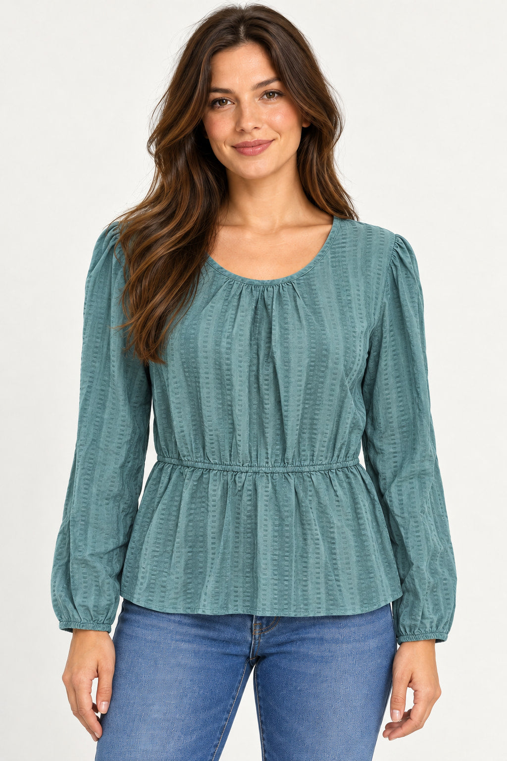 Verde | Blusa bata Aishty elástico verde com mangas longas e cintura elástica, vestida em modelo de cabelo castanho