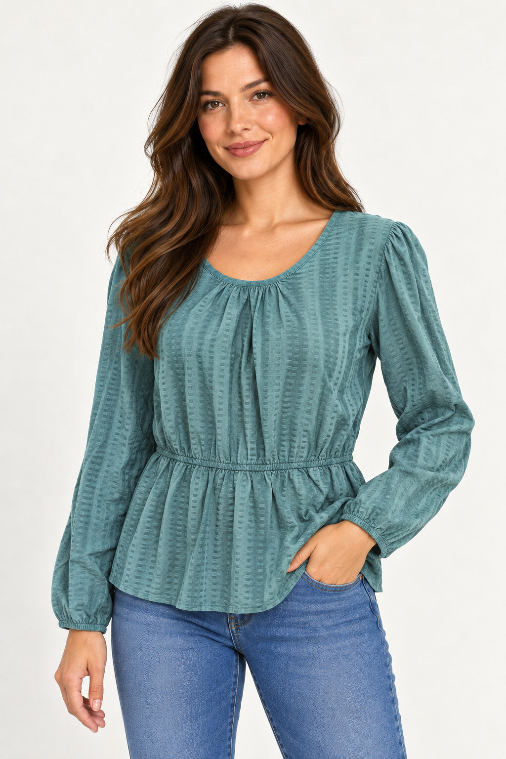 Verde | Blusa bata Aishty verde com textura listrada e mangas longas, combinada com calça jeans azul e mão no bolso