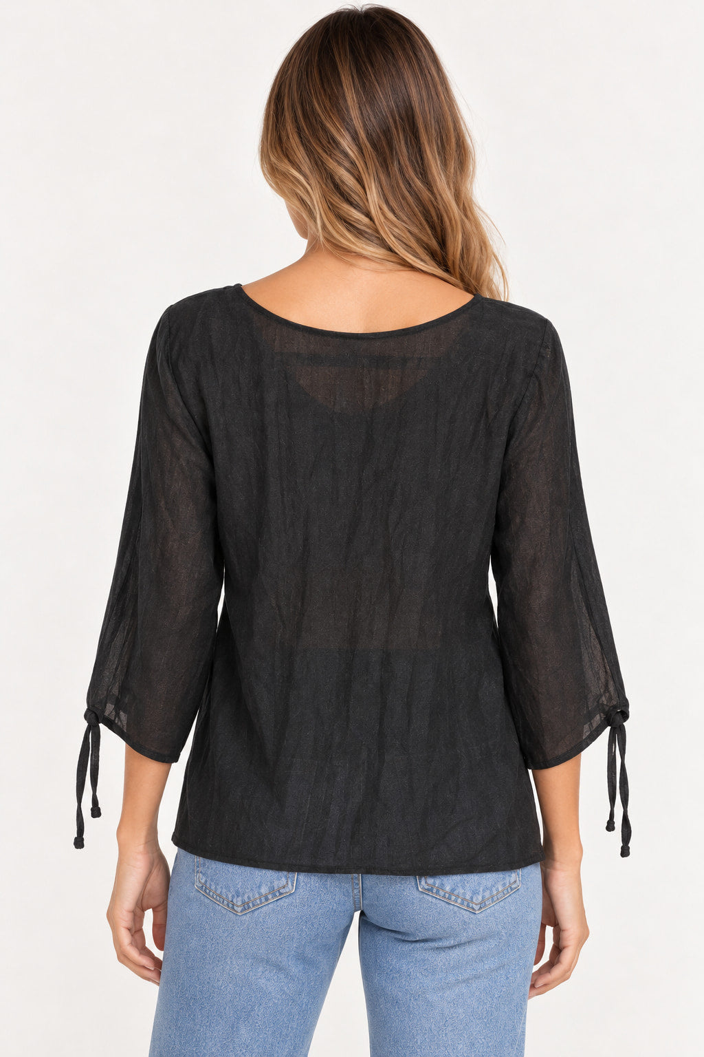 Preto | Blusa Bata Manga Longa Aishty preta vista de costas, com mangas amarradas e tecido leve