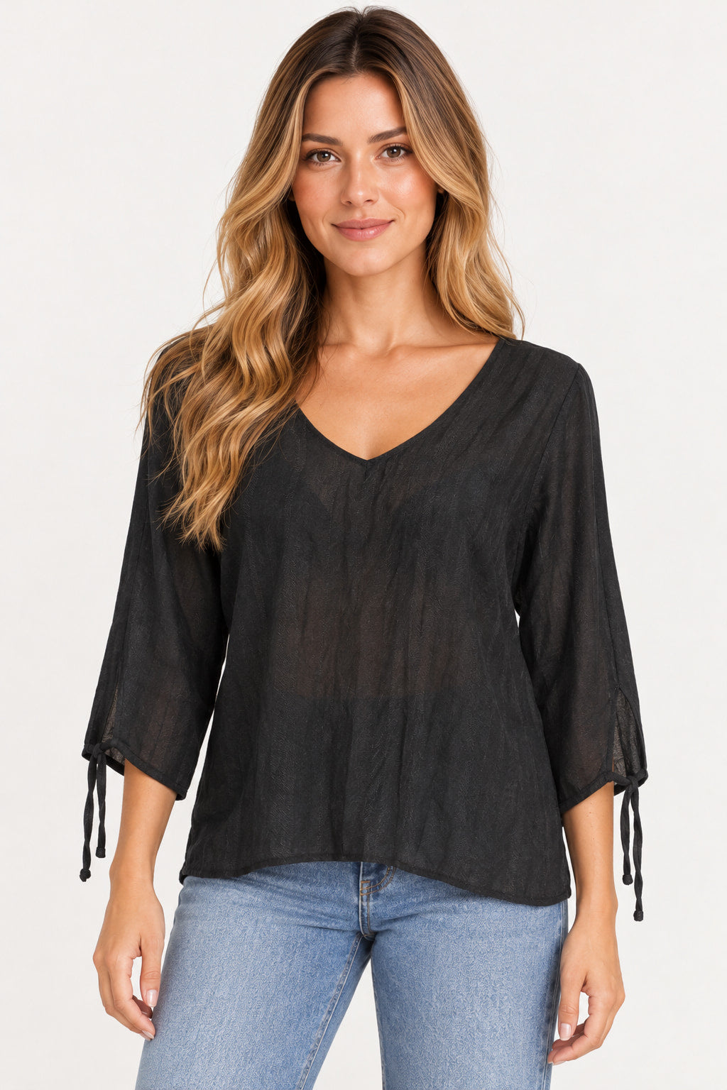 Preto | Blusa Bata Manga Longa Aishty preta com decote em V e amarrações nas mangas, vestida na modelo