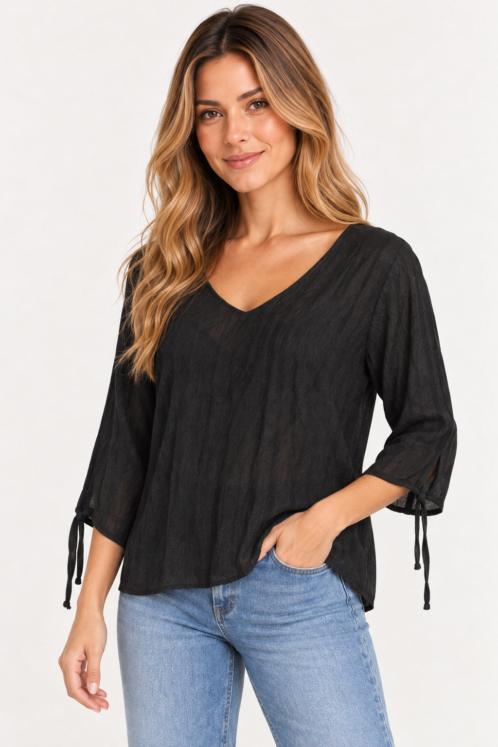 Preto | Blusa Bata Manga Longa Aishty preta de decote em V com amarrações nas mangas, modelo com a mão no bolso da calça
