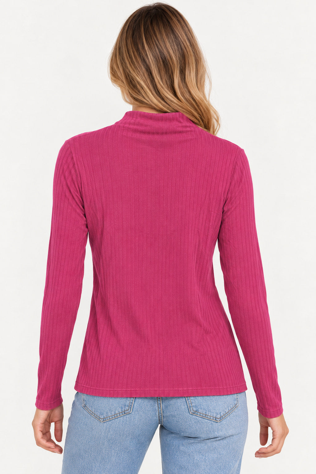 Pink | Blusa Coqueta Cacharrel Canelada rosa pink com textura canelada, vista das costas com a modelo de jeans