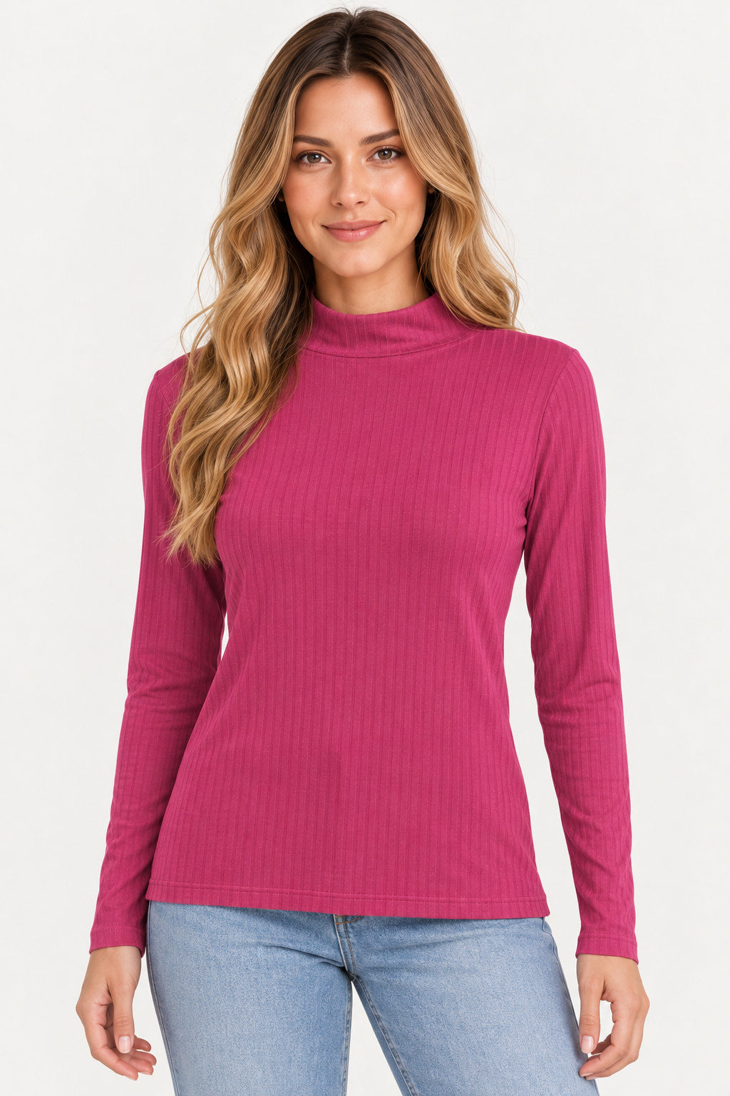 Pink | Blusa Coqueta Cacharrel Canelada rosa pink de gola alta, vestida na modelo com calça jeans, vista da frente