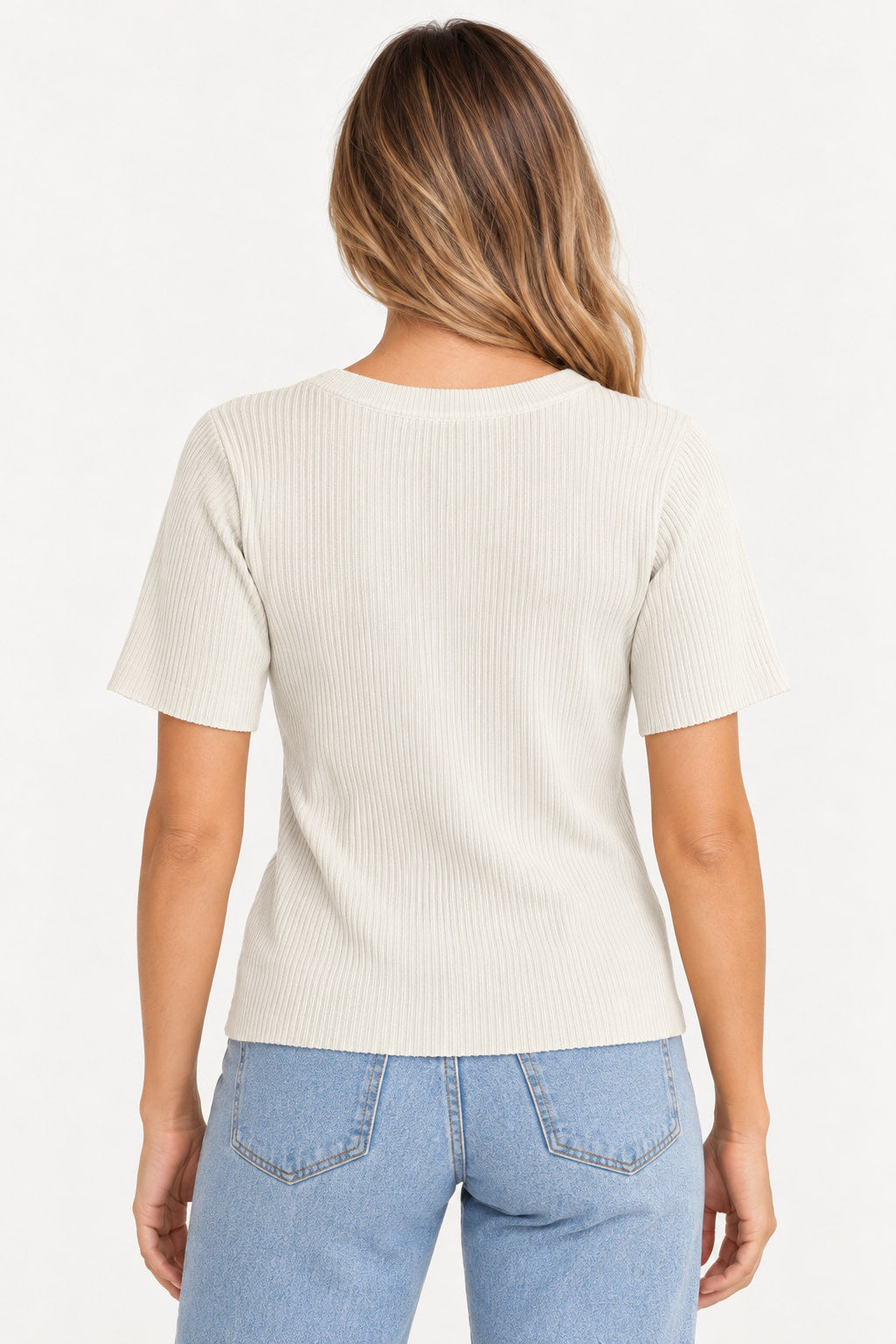 Off | Blusa Canelada CS off-white vista de costas, com canelado vertical no tecido e manga curta, combinada com jeans azul
