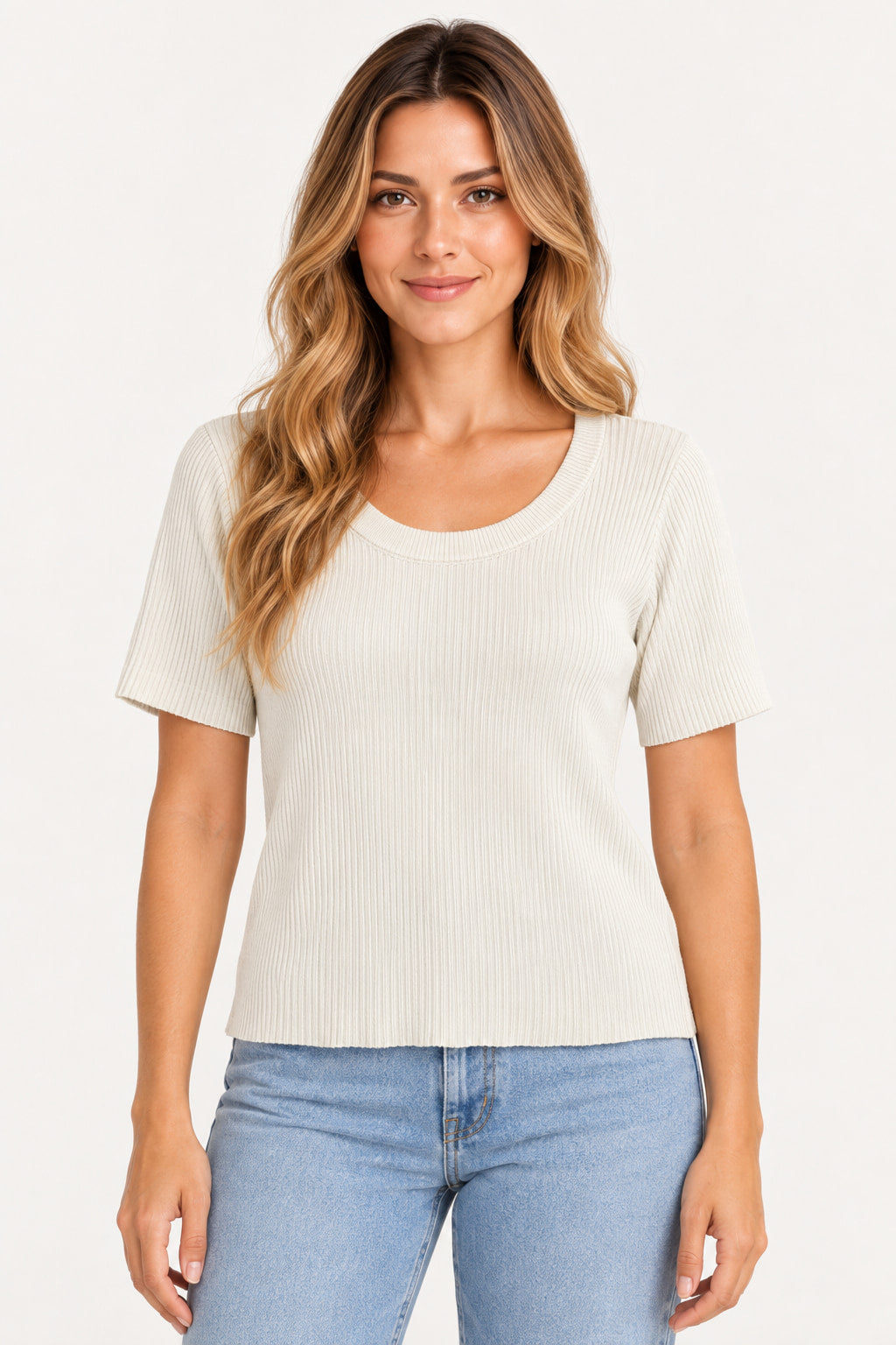 Off | Blusa Canelada CS off-white de manga curta, decote redondo, vestida em modelo com jeans azul claro