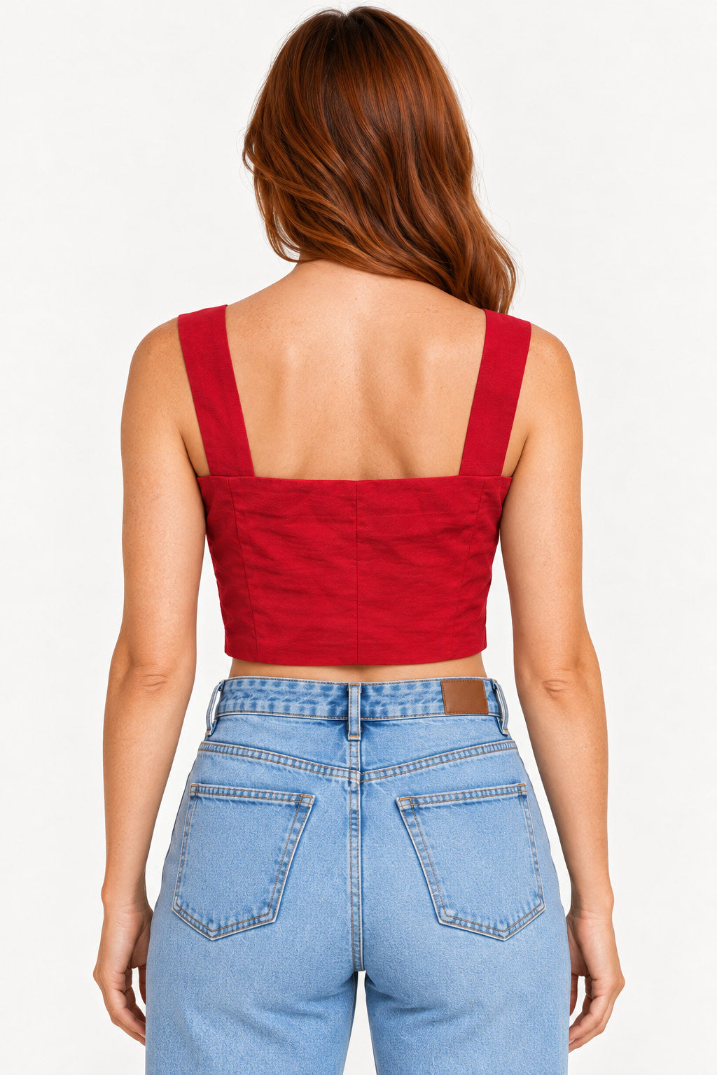 Vermelho | Blusa cropped Skenn vermelha vista de costas, com alças largas e modelagem justa, usada com calça jeans azul