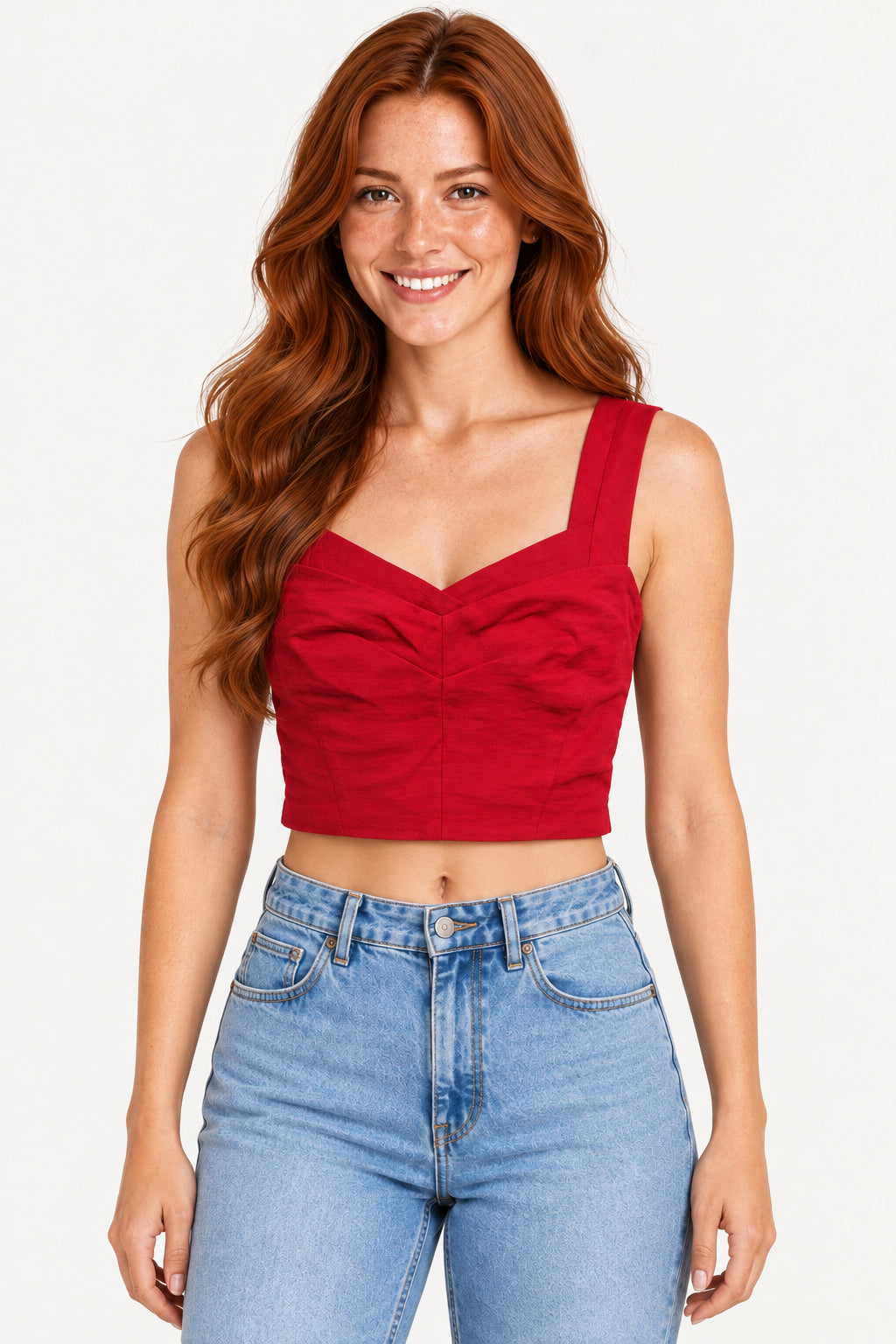 Vermelho | Blusa cropped Skenn de alça vermelha, com decote sweetheart franzido, vestida em modelo sorridente com jeans azul